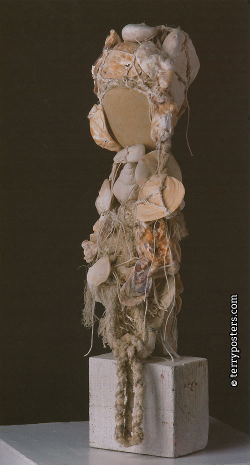 Figura, 2000 - 2003 / asambláž, kameny, lastury, provaz, 39 x 15 x 8 cm /
